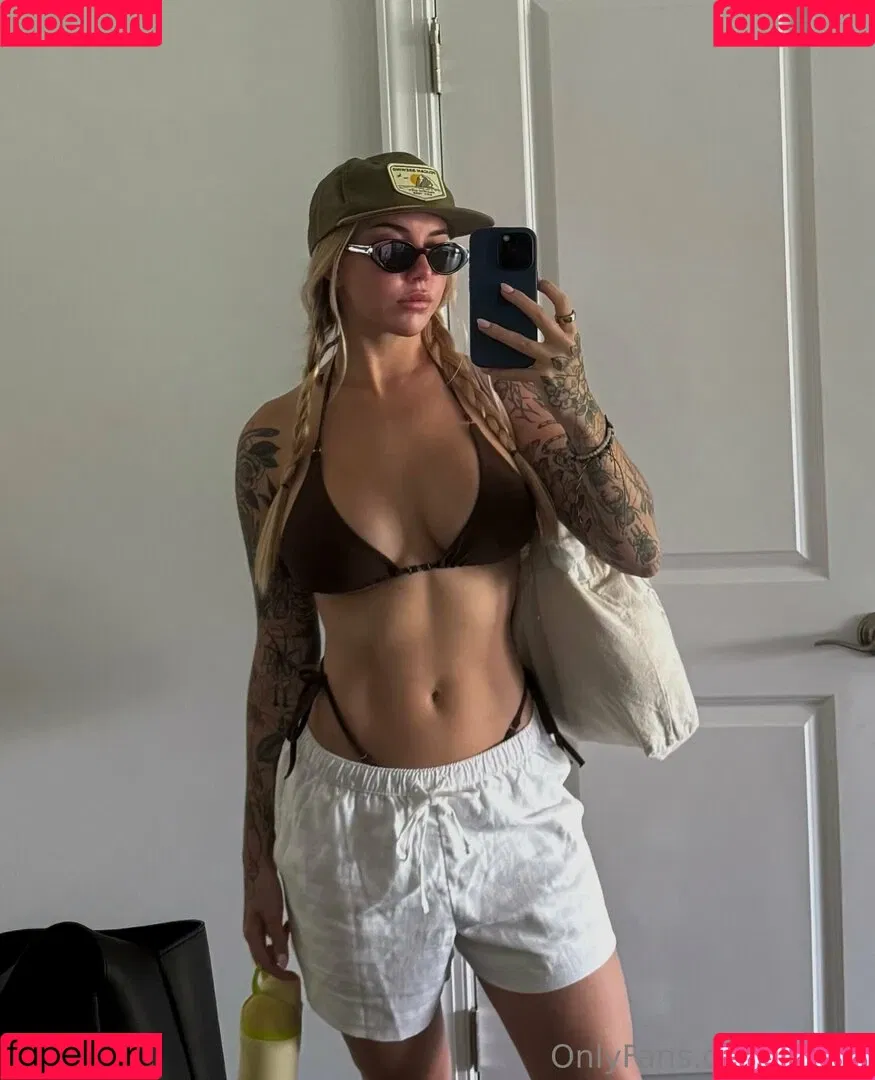casey / caseylabow / caseyneistat Onlyfans Photo Gallery 