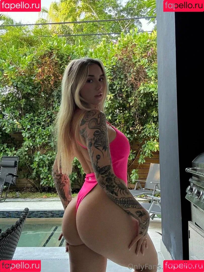 casey / caseylabow / caseyneistat Onlyfans Photo Gallery 