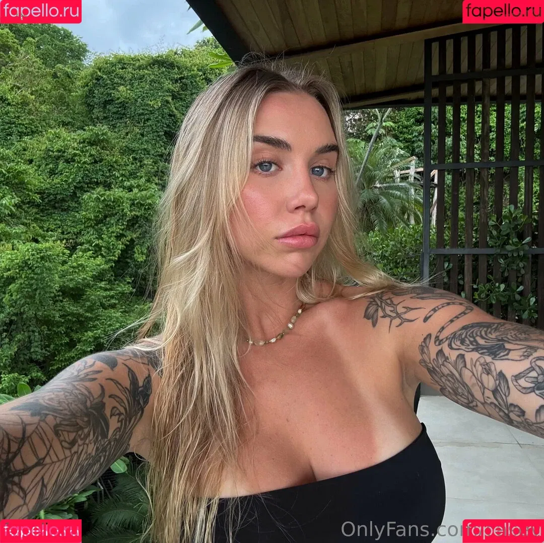 casey / caseylabow / caseyneistat Onlyfans Photo Gallery 