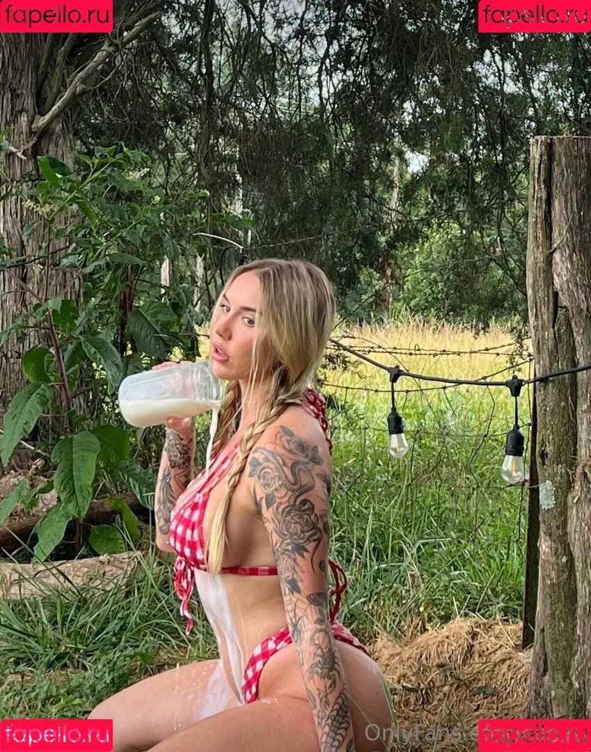 casey / caseylabow / caseyneistat Onlyfans Photo Gallery 