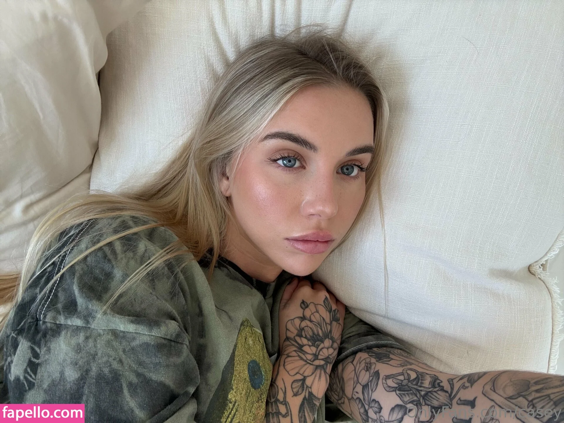 casey / caseylabow / caseyneistat Onlyfans Photo Gallery 