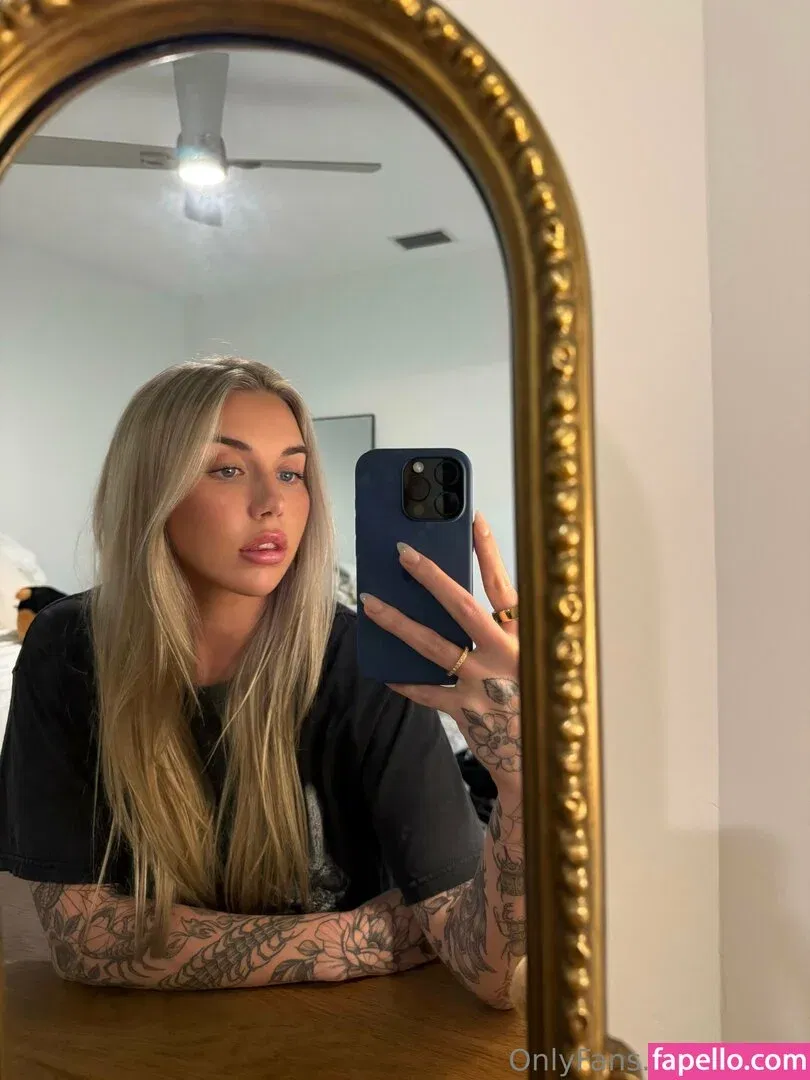 casey / caseylabow / caseyneistat Onlyfans Photo Gallery 