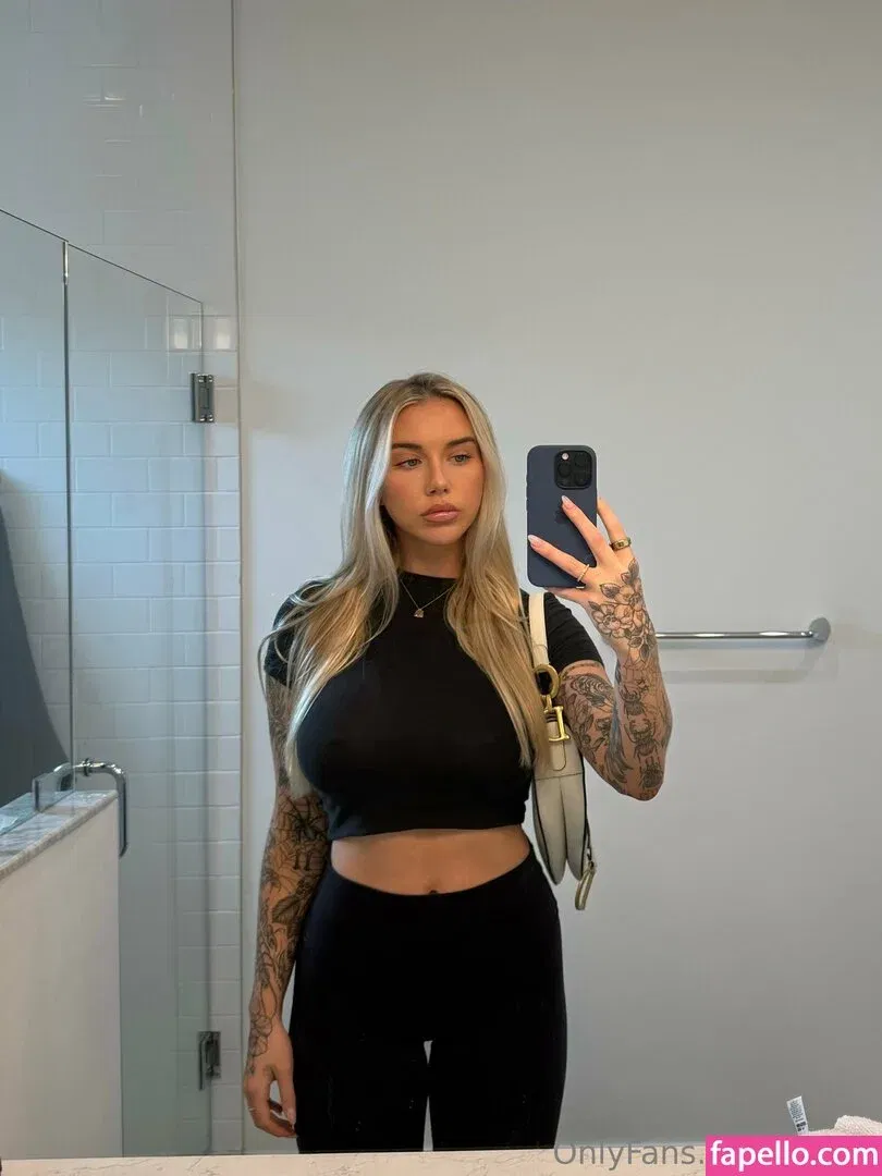 casey / caseylabow / caseyneistat Onlyfans Photo Gallery 