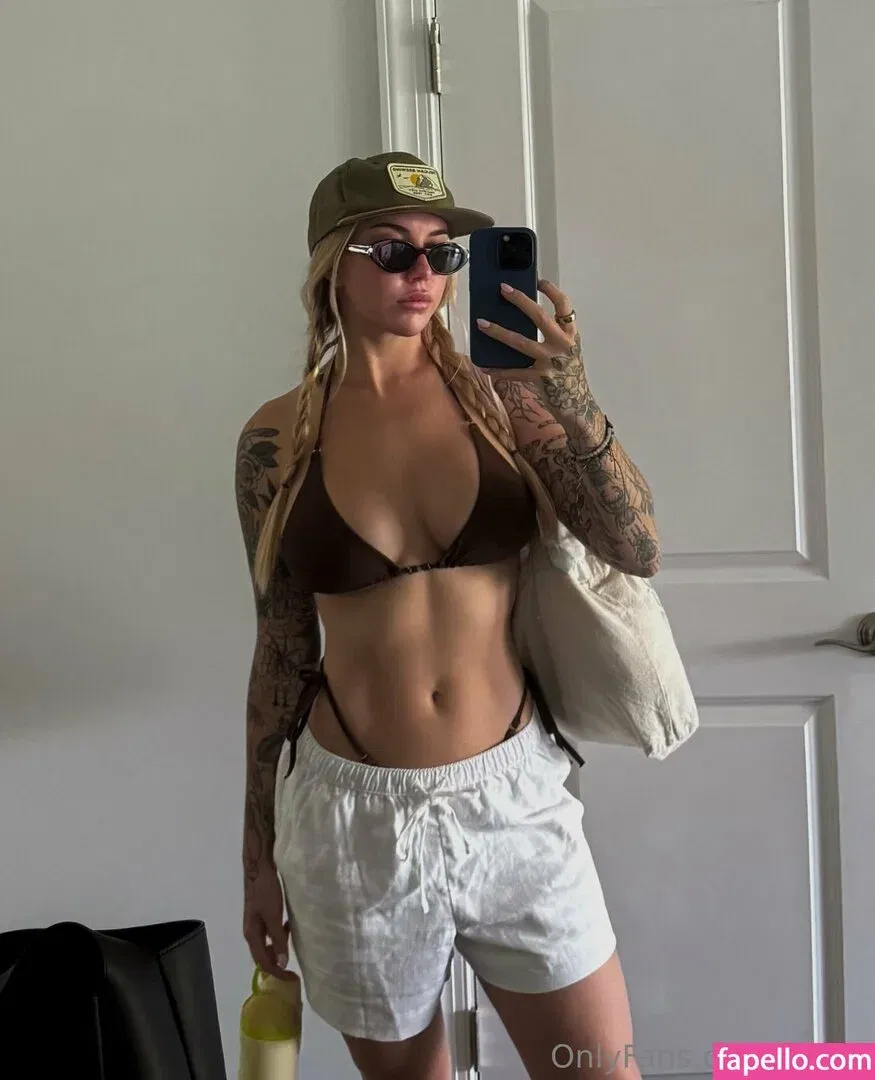 casey / caseylabow / caseyneistat Onlyfans Photo Gallery 