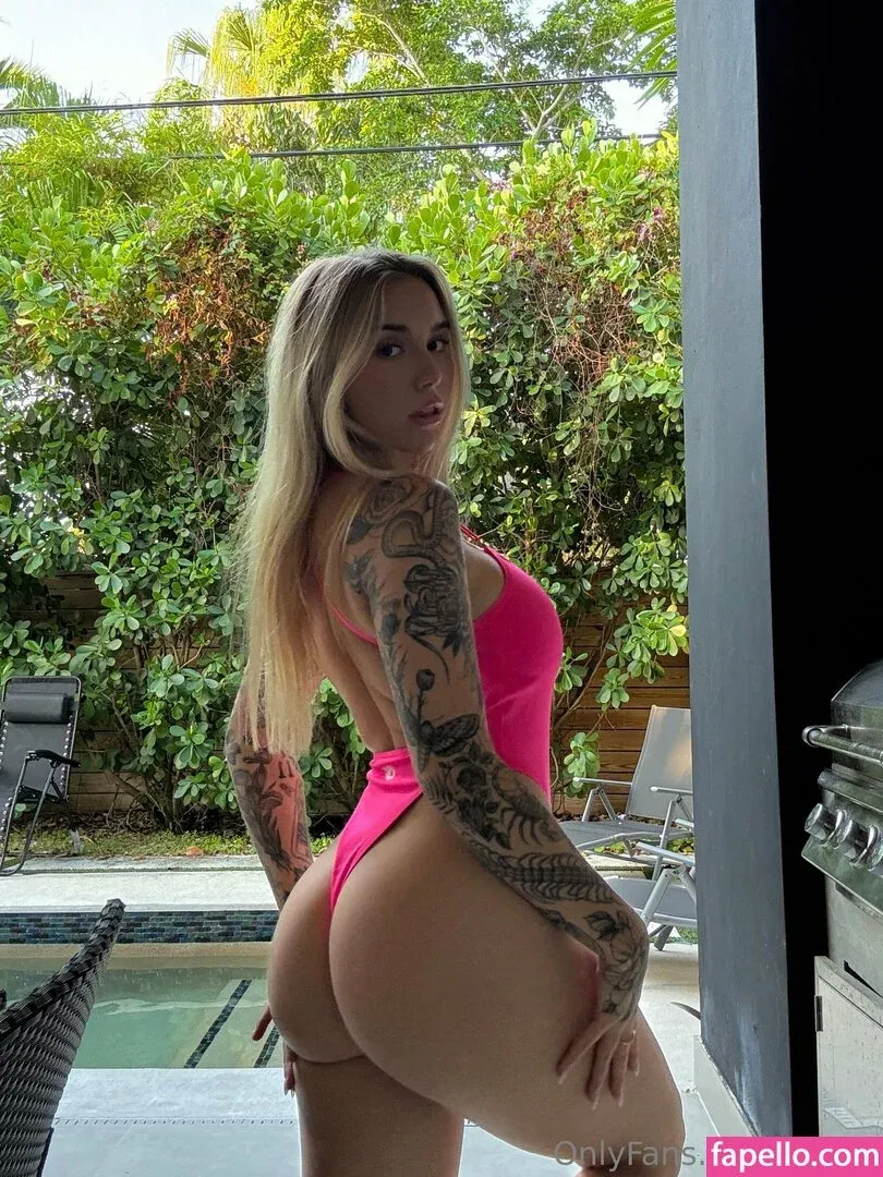 casey / caseylabow / caseyneistat Onlyfans Photo Gallery 