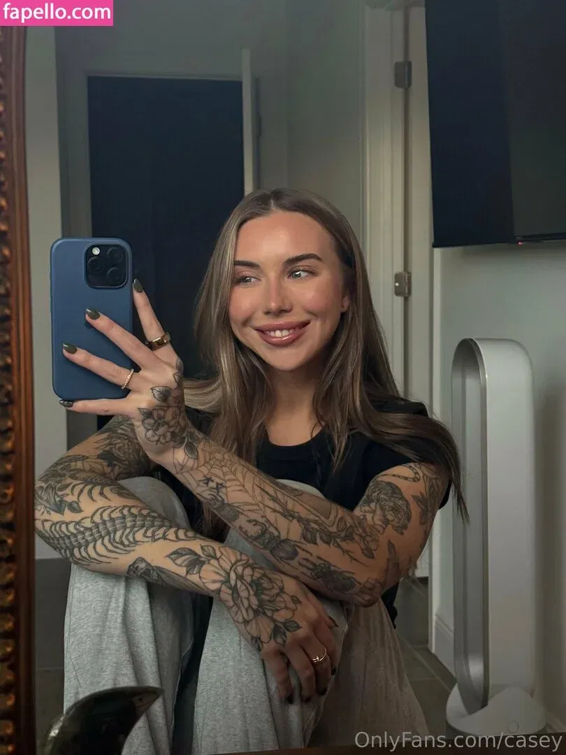 casey / caseylabow / caseyneistat Onlyfans Photo Gallery 