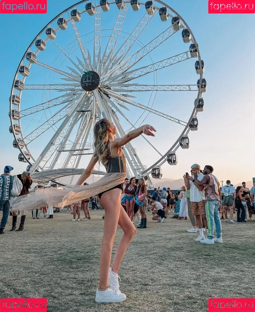 Lea Peach / https: Onlyfans Photo Gallery 