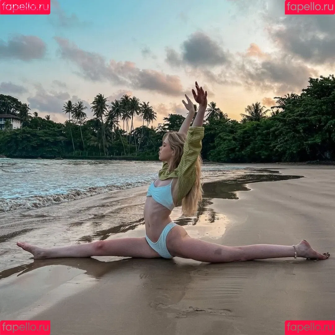 Lea Peach / https: Onlyfans Photo Gallery 