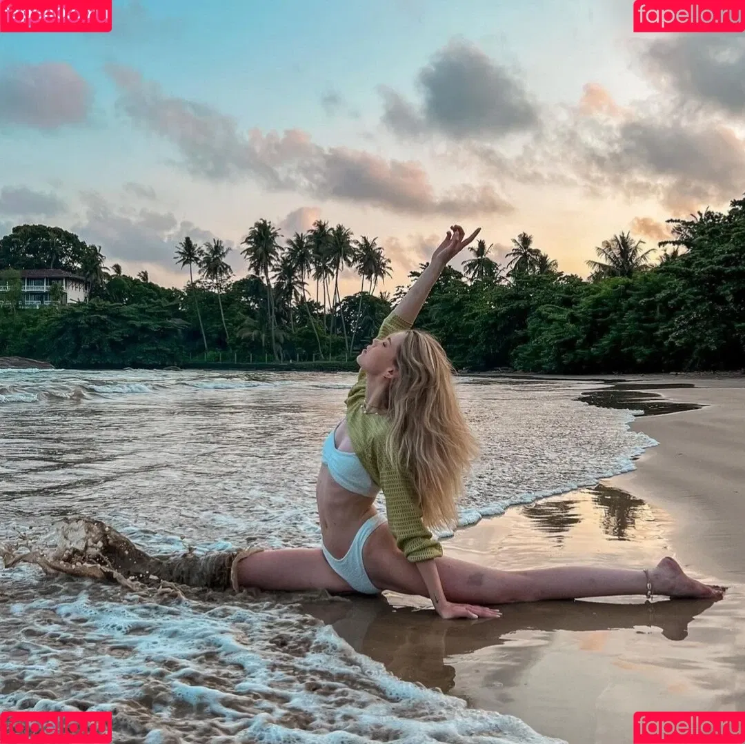 Lea Peach / https: Onlyfans Photo Gallery 
