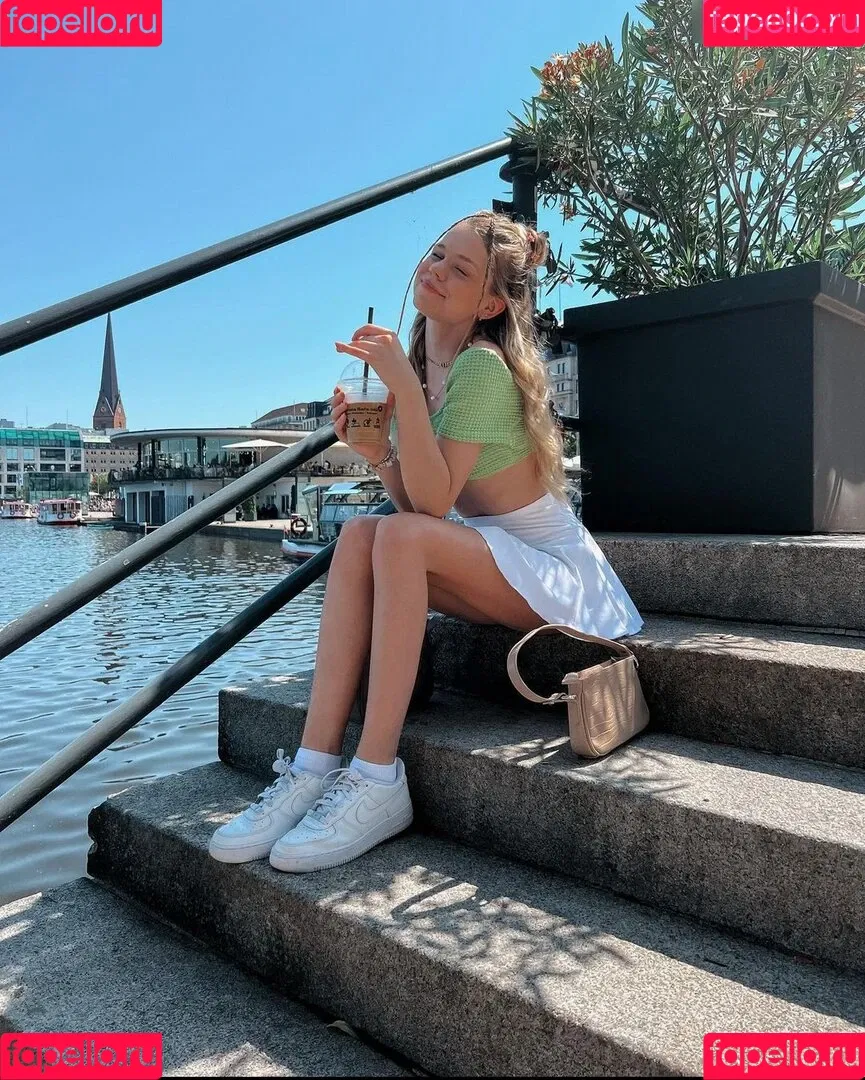 Lea Peach / https: Onlyfans Photo Gallery 
