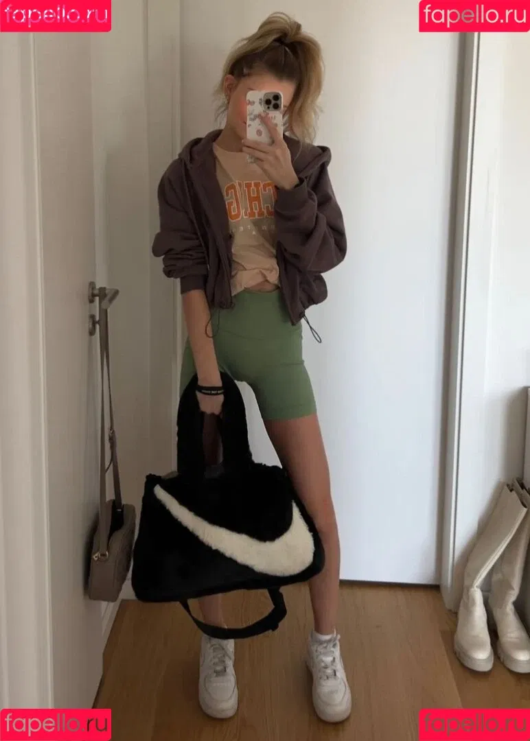 Lea Peach / https: Onlyfans Photo Gallery 