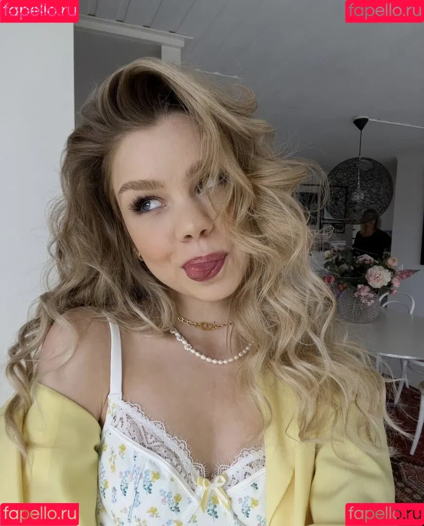 Lea Peach / https: Onlyfans Photo Gallery 
