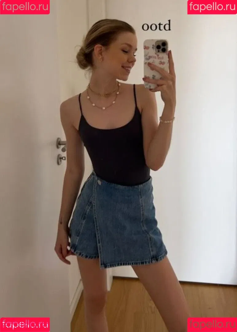Lea Peach / https: Onlyfans Photo Gallery 