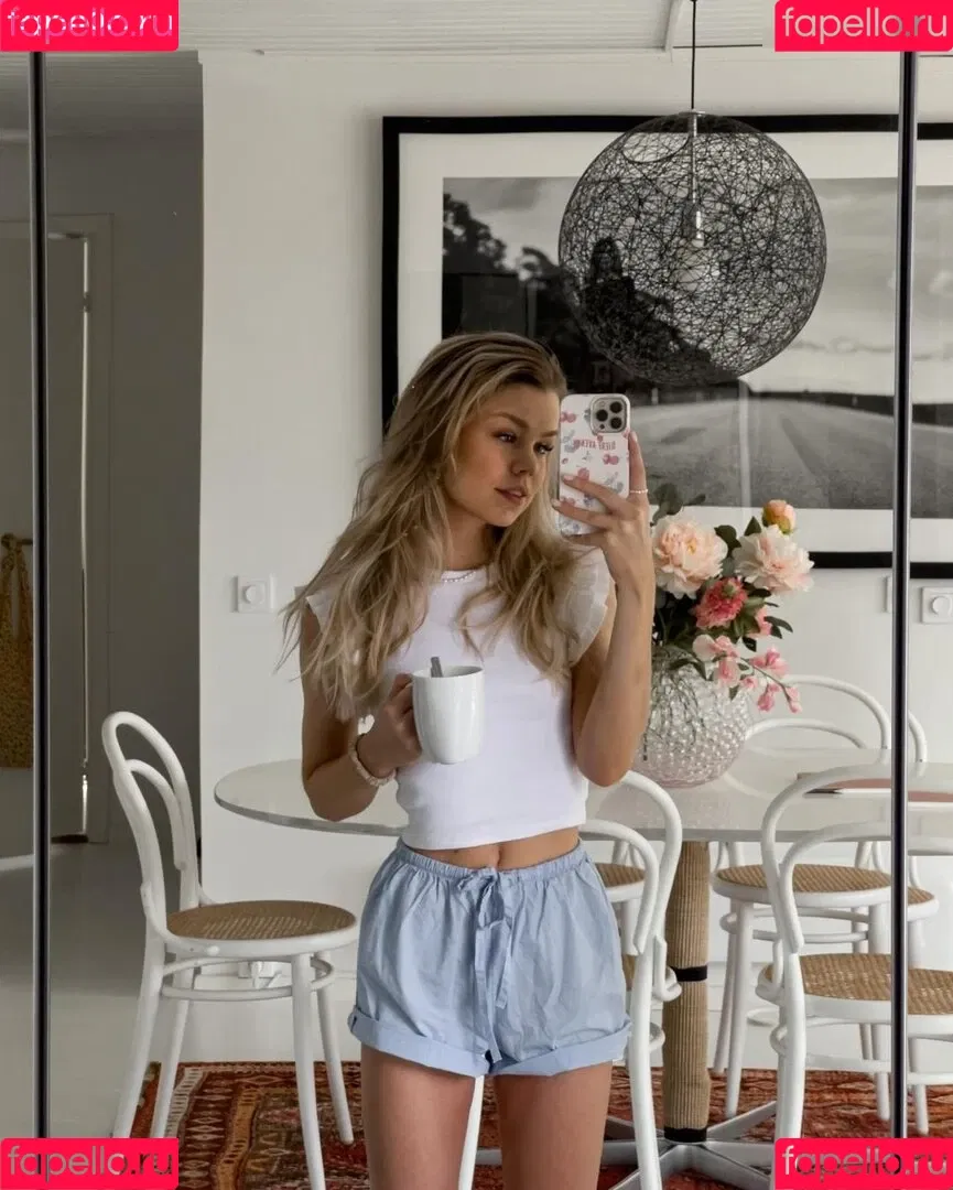 Lea Peach / https: Onlyfans Photo Gallery 