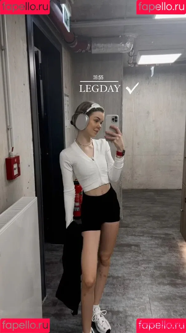 Lea Peach / https: Onlyfans Photo Gallery 