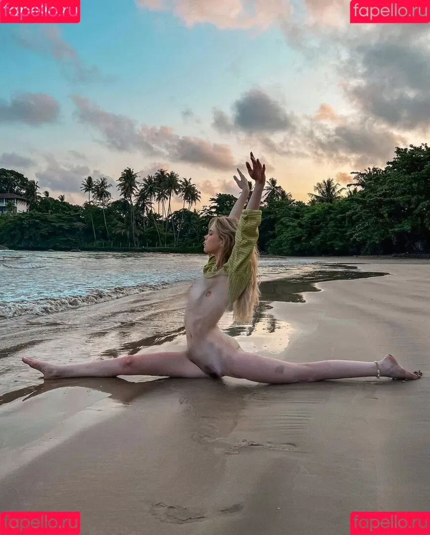Lea Peach / https: Onlyfans Photo Gallery 
