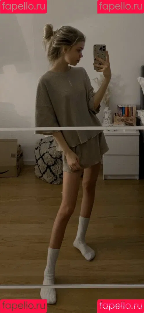 Lea Peach / https: Onlyfans Photo Gallery 