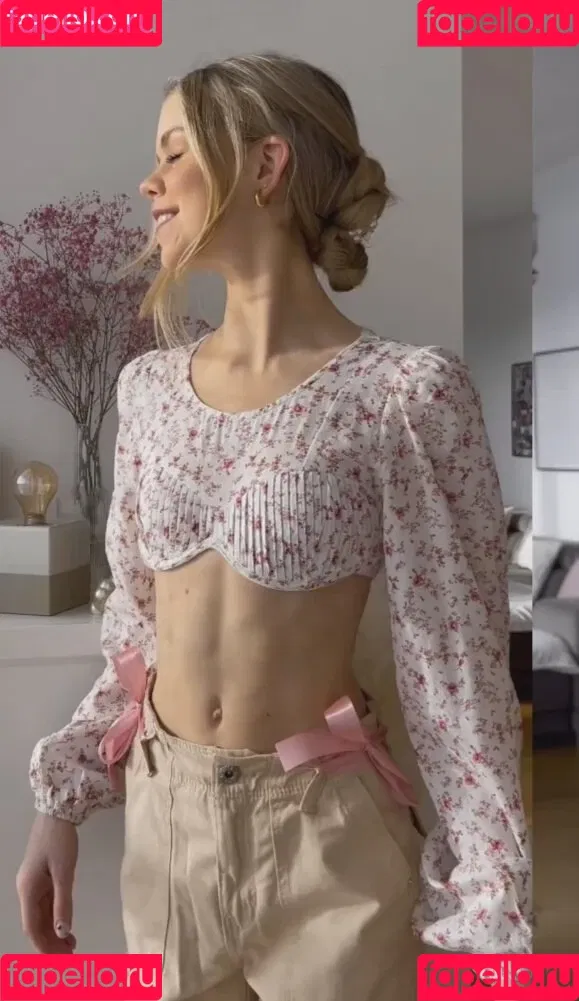 Lea Peach / https: Onlyfans Photo Gallery 