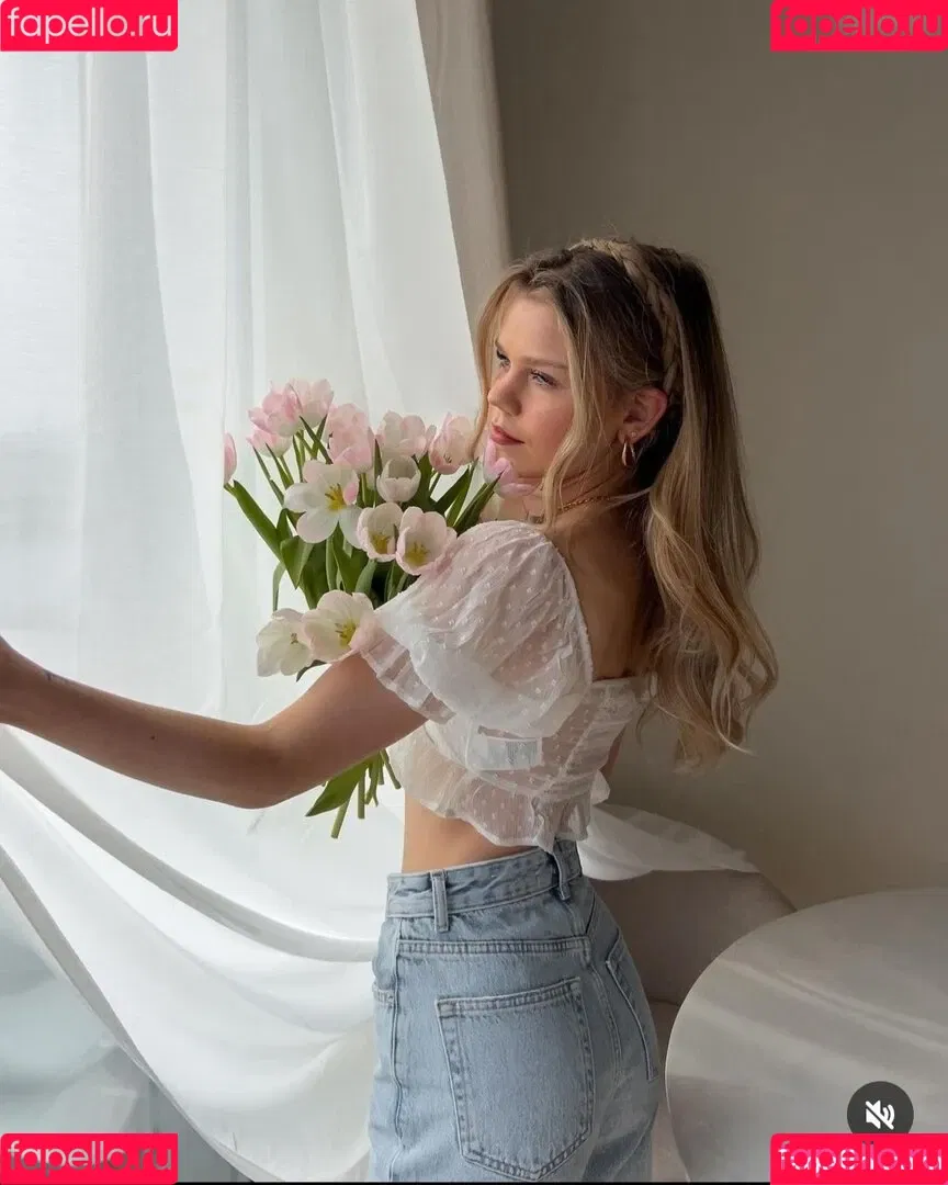 Lea Peach / https: Onlyfans Photo Gallery 