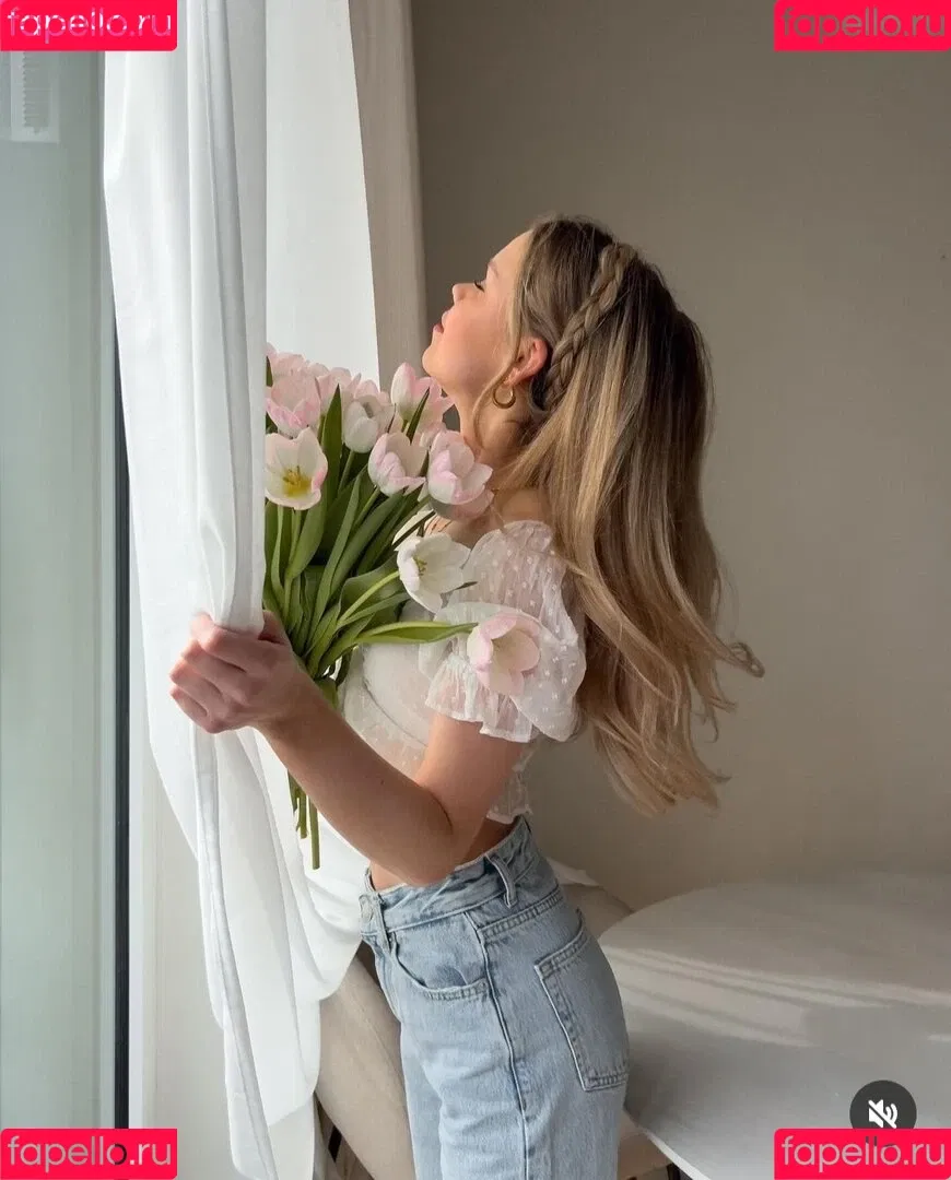 Lea Peach / https: Onlyfans Photo Gallery 