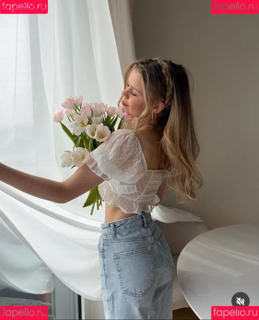 Lea Peach / https: Onlyfans Photo Gallery 