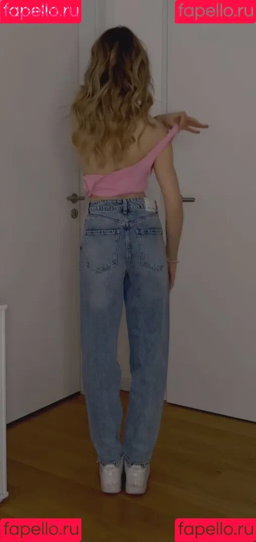 Lea Peach / https: Onlyfans Photo Gallery 