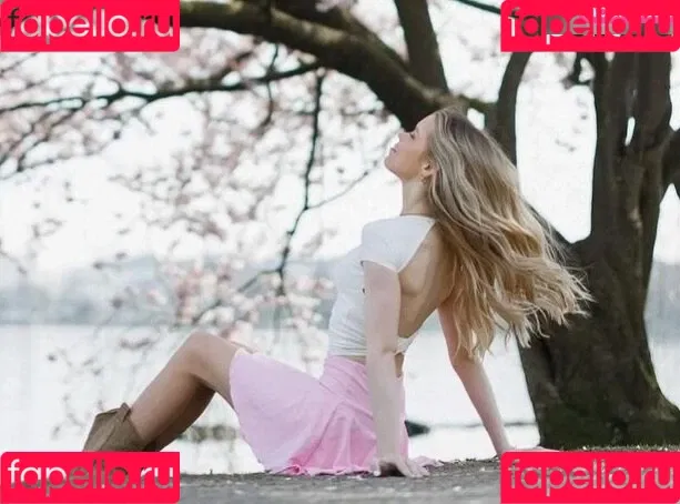 Lea Peach / https: Onlyfans Photo Gallery 