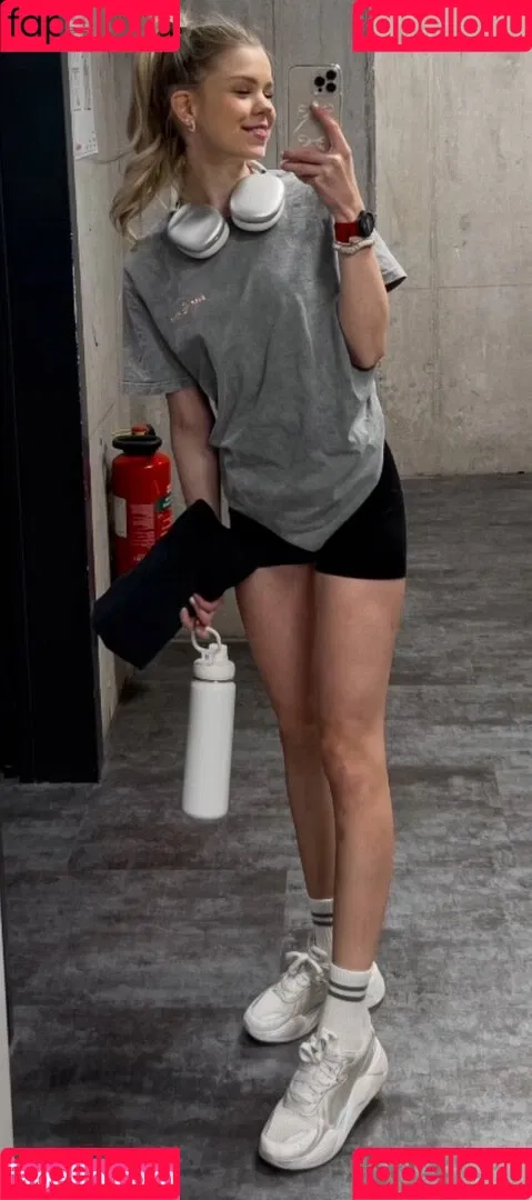 Lea Peach / https: Onlyfans Photo Gallery 