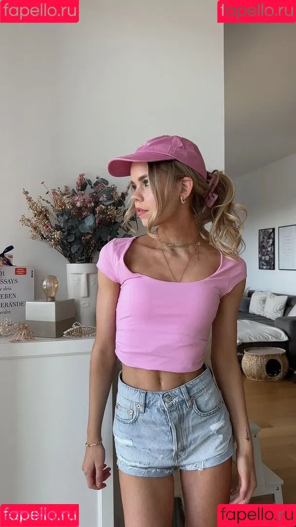 Lea Peach / https: Onlyfans Photo Gallery 
