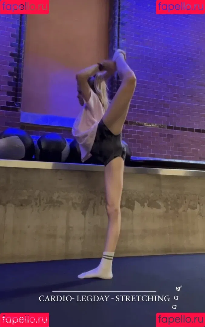 Lea Peach / https: Onlyfans Photo Gallery 