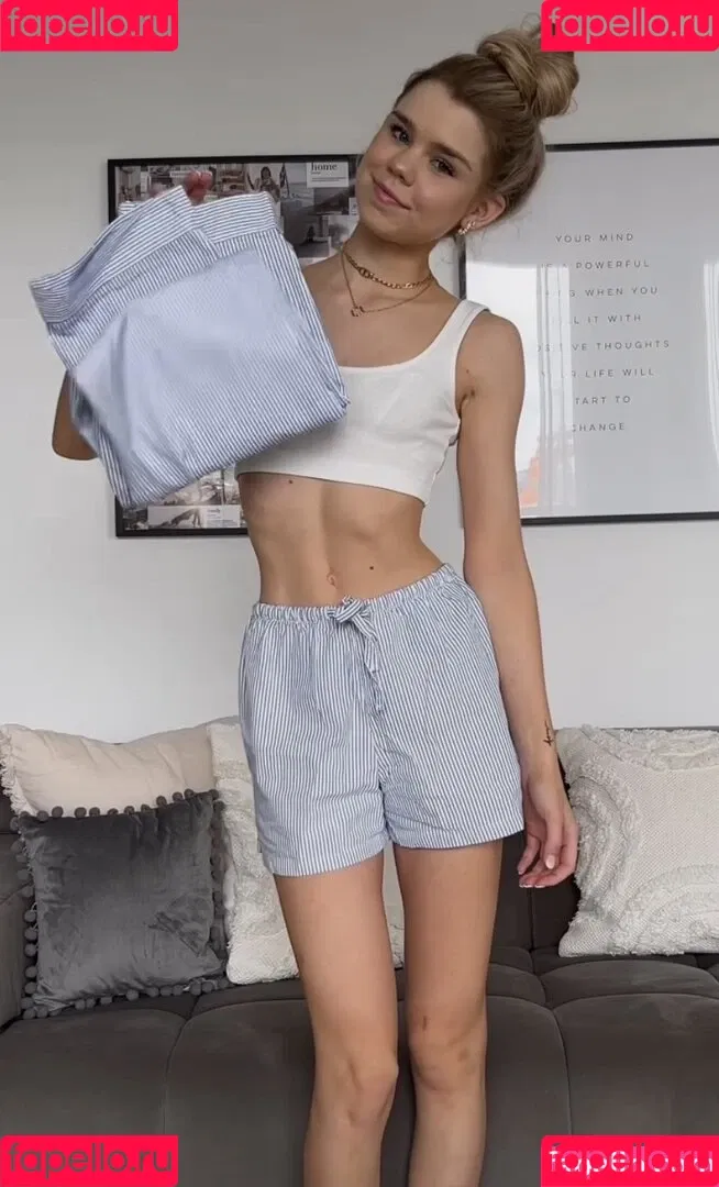 Lea Peach / https: Onlyfans Photo Gallery 