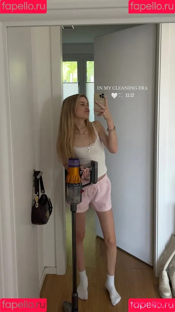 Lea Peach / https: Onlyfans Photo Gallery 