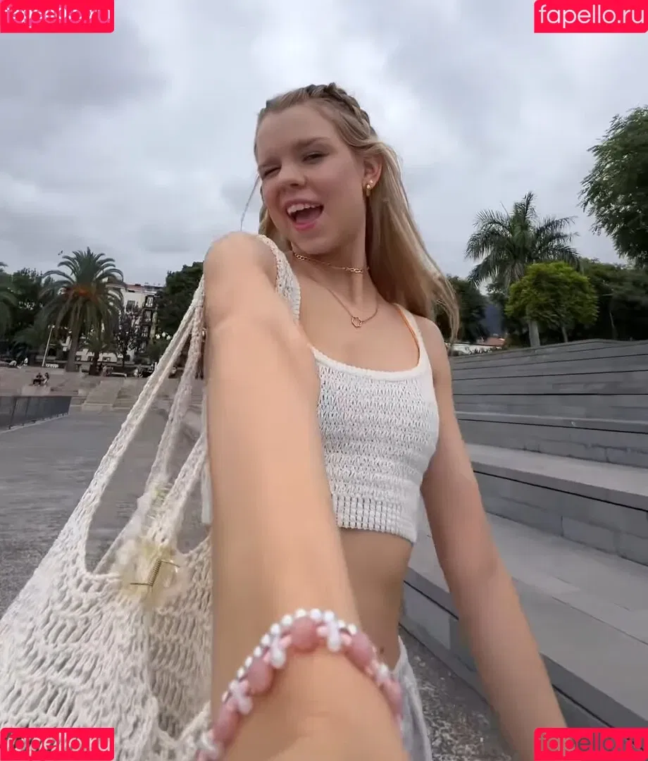 Lea Peach / https: Onlyfans Photo Gallery 