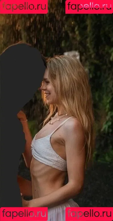 Lea Peach / https: Onlyfans Photo Gallery 