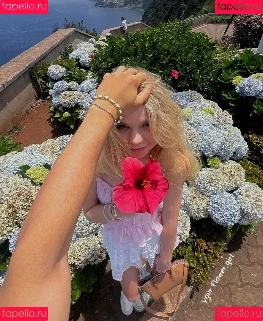 Lea Peach / https: Onlyfans Photo Gallery 