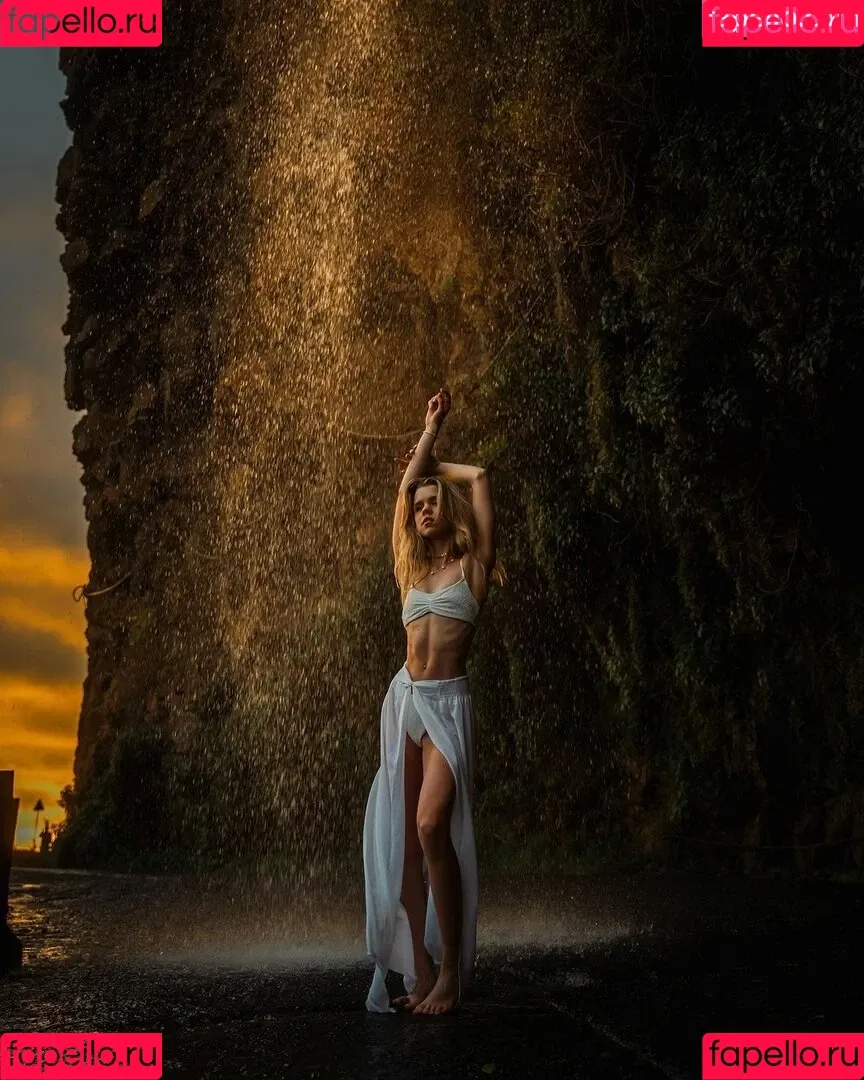 Lea Peach / https: Onlyfans Photo Gallery 