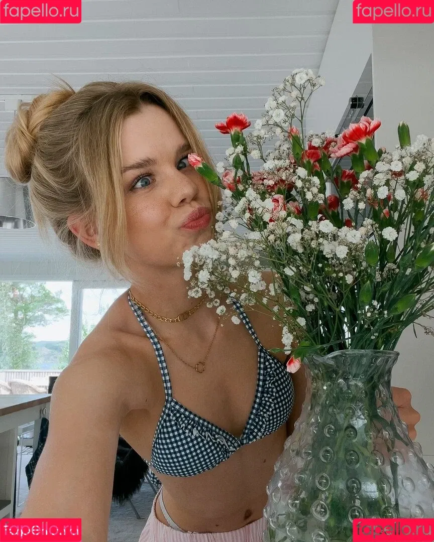 Lea Peach / https: Onlyfans Photo Gallery 