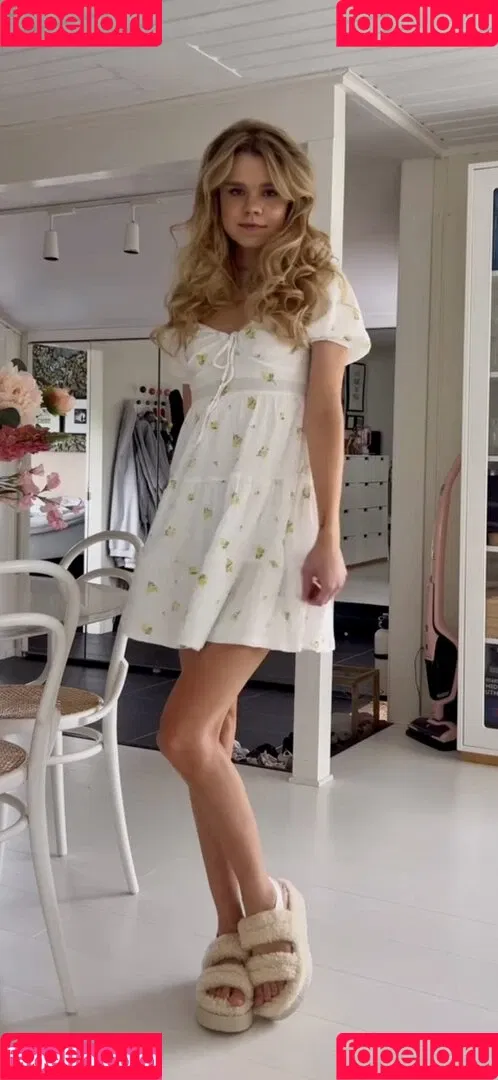 Lea Peach / https: Onlyfans Photo Gallery 