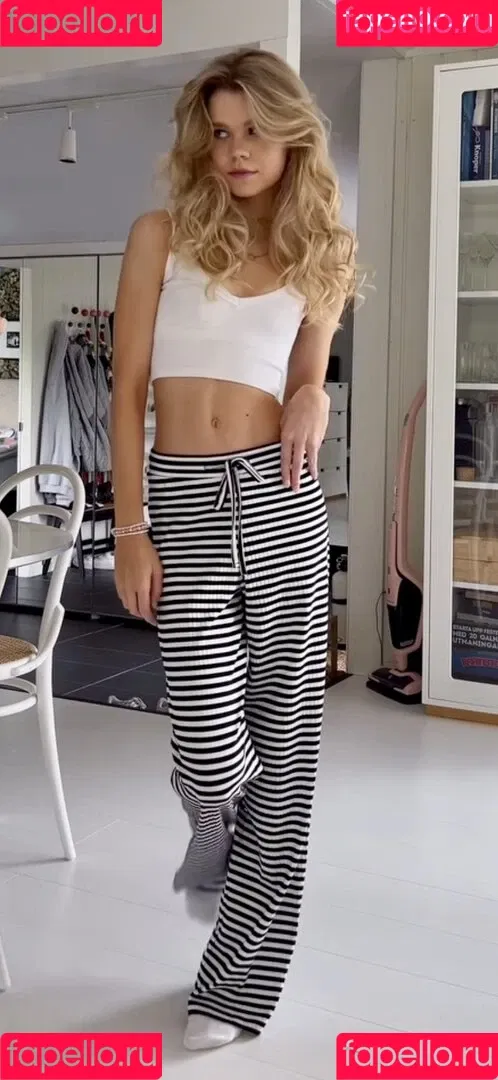 Lea Peach / https: Onlyfans Photo Gallery 