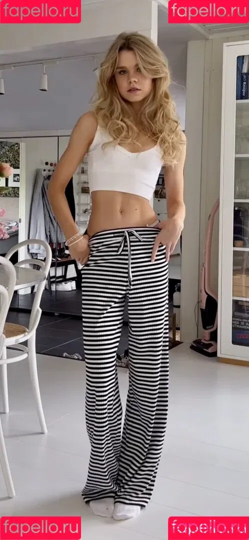 Lea Peach / https: Onlyfans Photo Gallery 