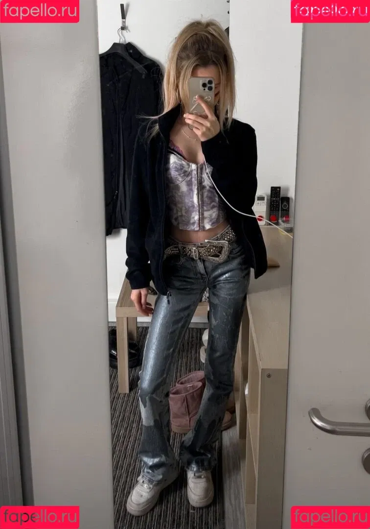 Lea Peach / https: Onlyfans Photo Gallery 
