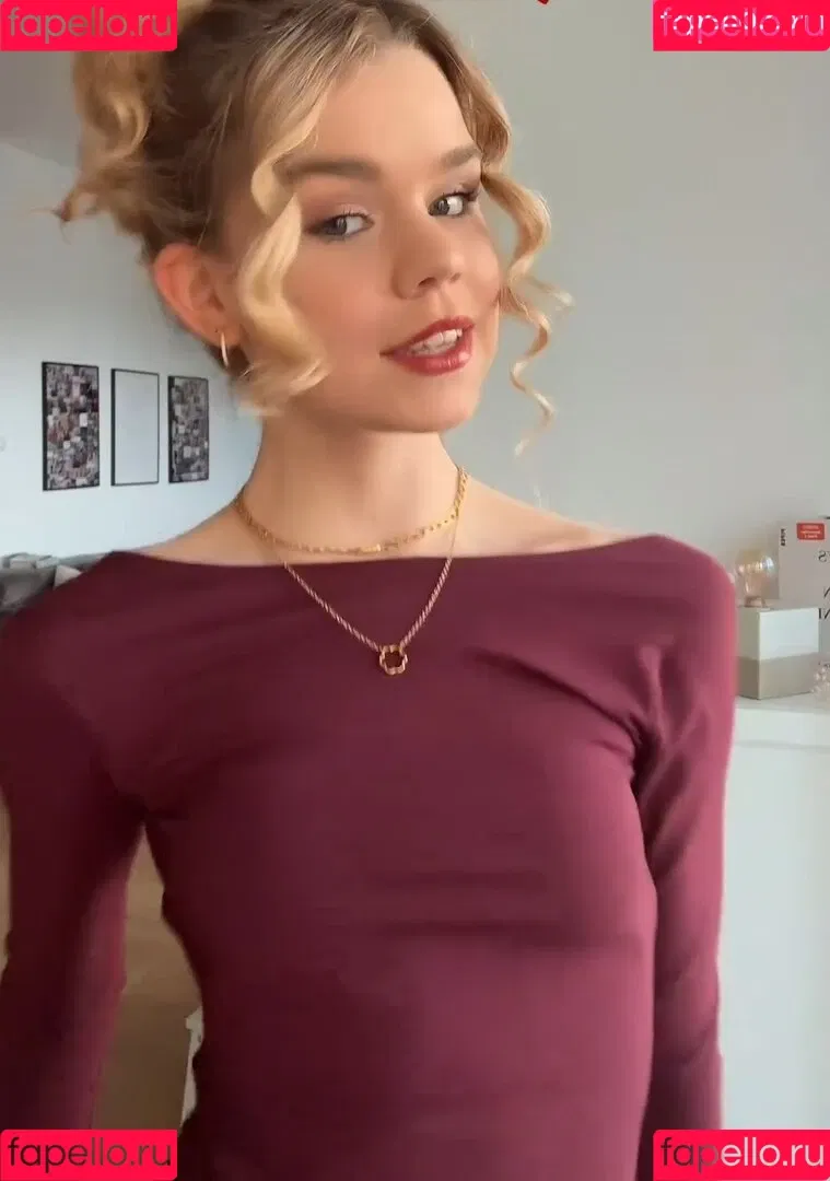 Lea Peach / https: Onlyfans Photo Gallery 