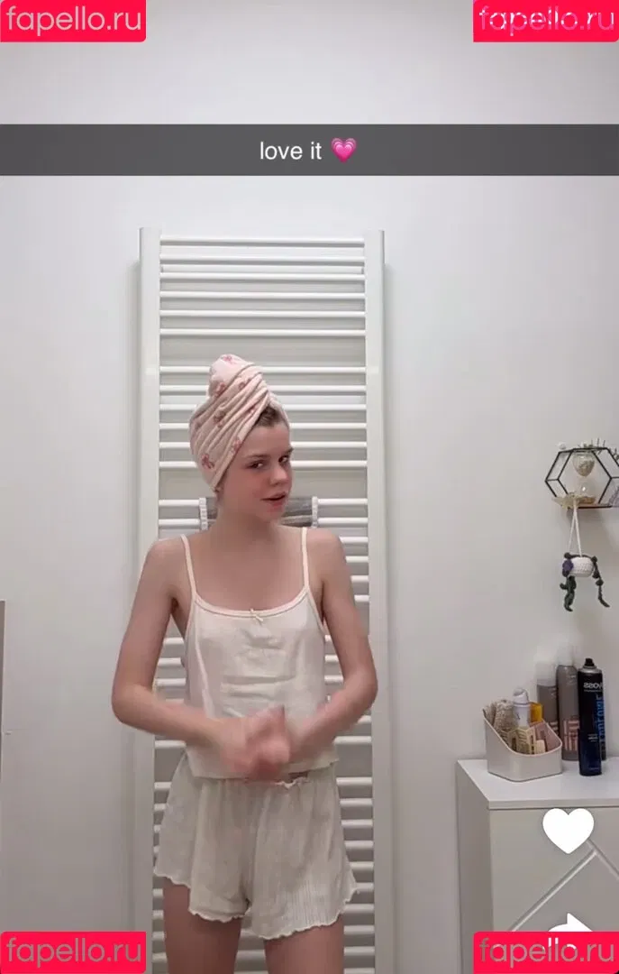 Lea Peach / https: Onlyfans Photo Gallery 