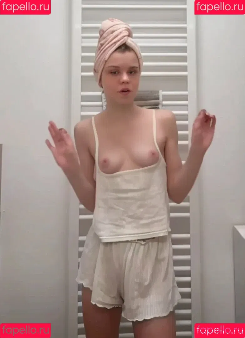 Lea Peach / https: Onlyfans Photo Gallery 