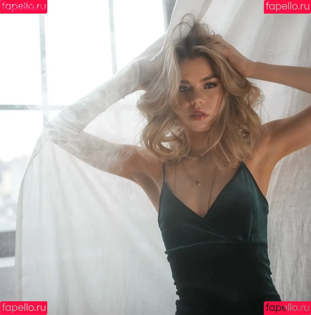 Lea Peach / https: Onlyfans Photo Gallery 