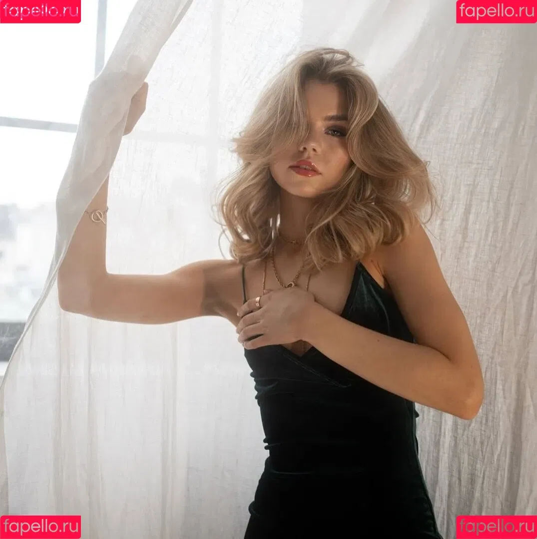 Lea Peach / https: Onlyfans Photo Gallery 