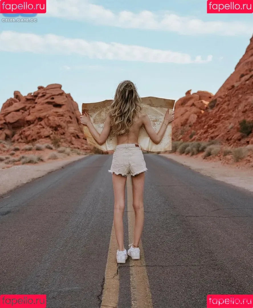 Lea Peach / https: Onlyfans Photo Gallery 