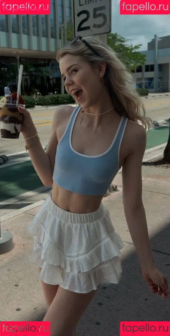 Lea Peach / https: Onlyfans Photo Gallery 