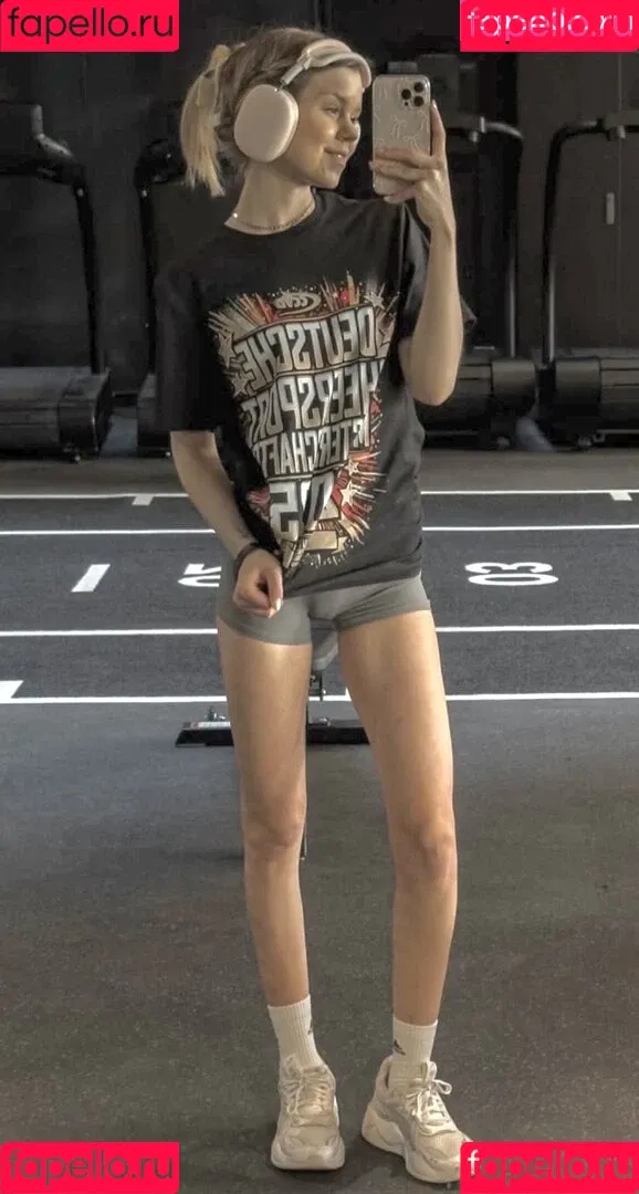 Lea Peach / https: Onlyfans Photo Gallery 