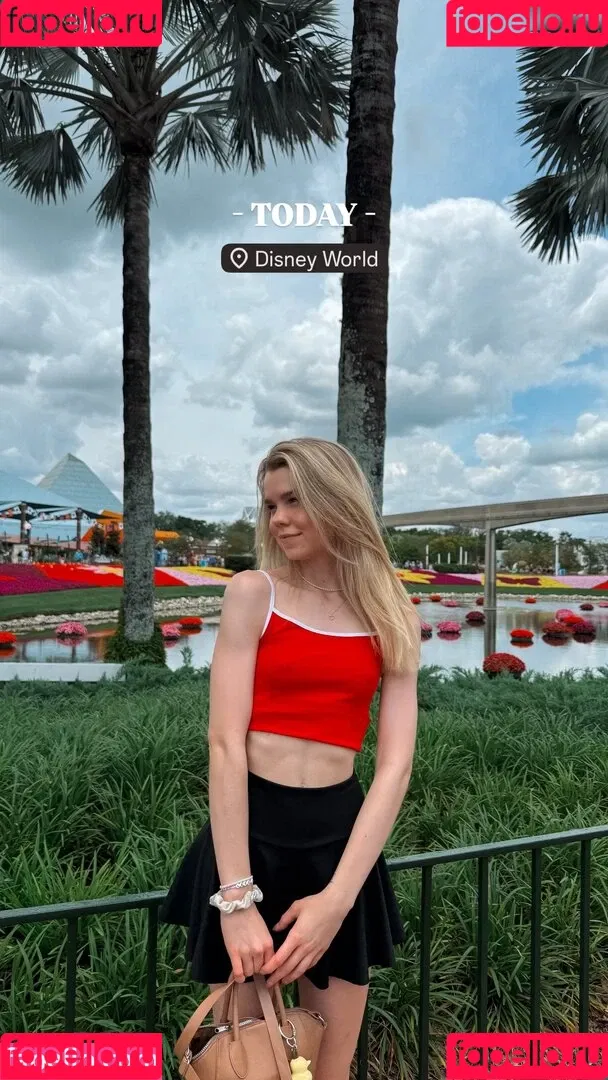 Lea Peach / https: Onlyfans Photo Gallery 